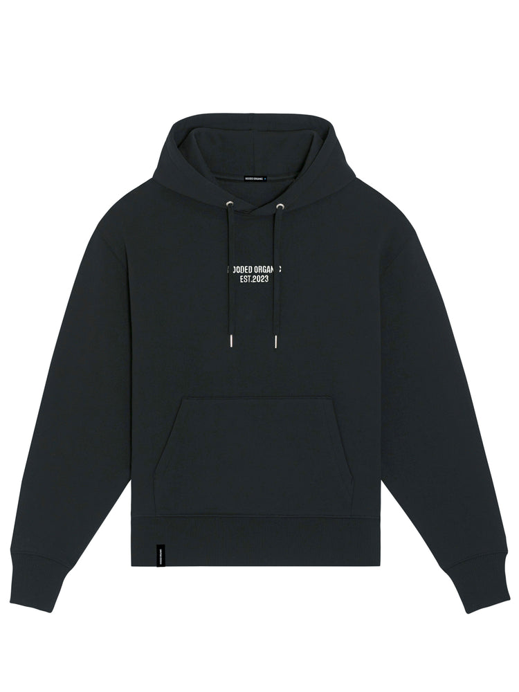 Sort hoodie med logo på brystet set forfra – comfy loose fit i 100% økologisk bomuld
