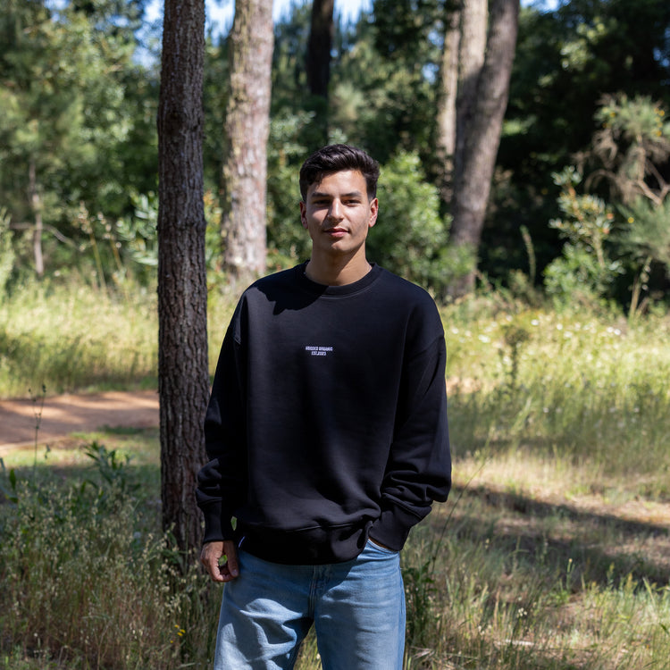 Sort sweatshirt set forfra – bæredygtigt fremstillet i 100% økologisk bomuld
